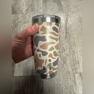 yeti og camo. 20oz tumbler w. mag lid